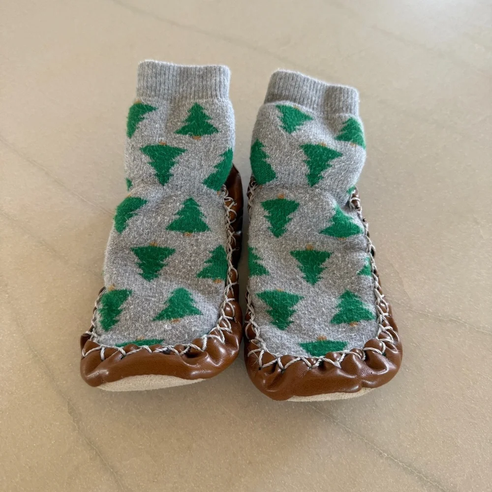 Hanna Andersson Tree Moccasin Slippers Gray/Green | Kids 10–12